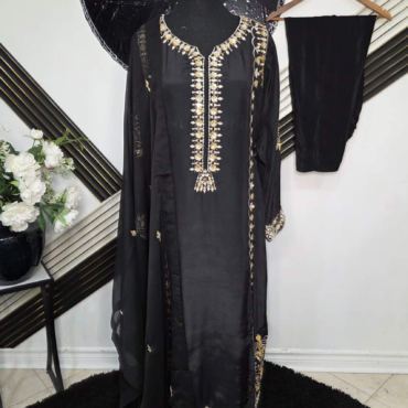 Elegance in Reflection – Mirror & Gotta Silk Ensemble