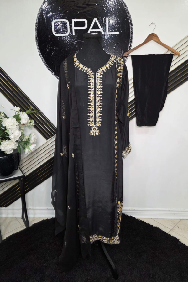 Elegance in Reflection – Mirror & Gotta Silk Ensemble