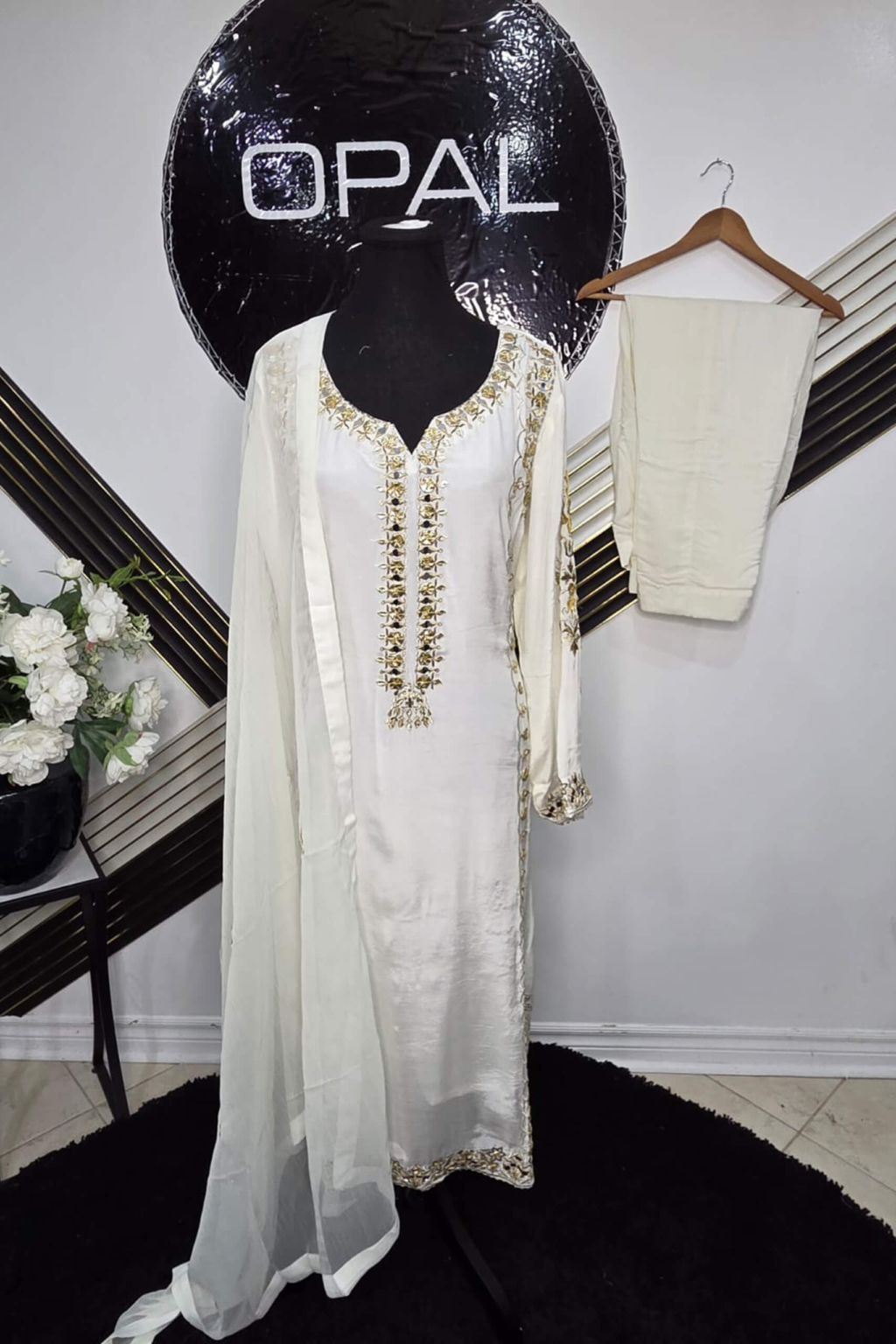 Elegance in Reflection – Mirror & Gotta Silk Ensemble