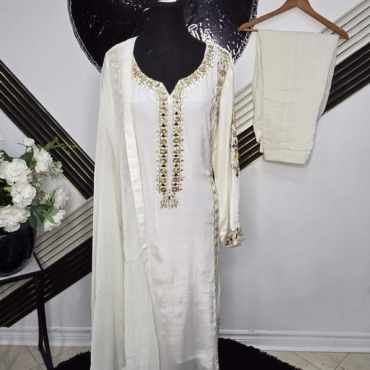 Elegance in Reflection – Mirror & Gotta Silk Ensemble